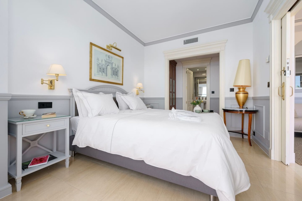 Stunning Renovated 2 Bedroom