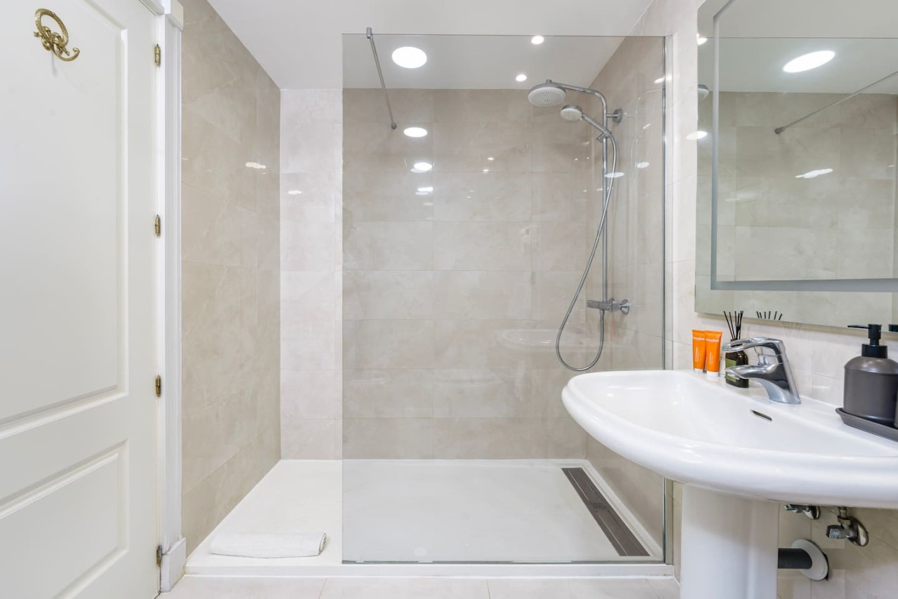 Stunning Renovated 2 Bedroom